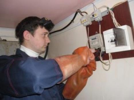 Who should change the electricity meter in a privatized apartment