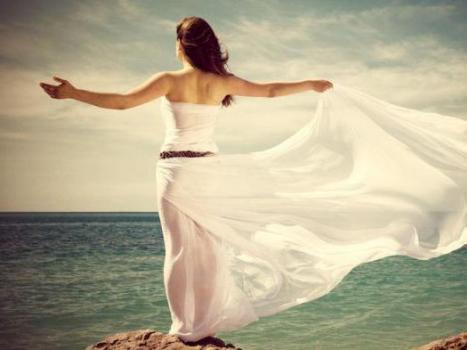 Një grua me një mantel të bardhë me një fustan të bardhë në një ëndërr vdekjeje